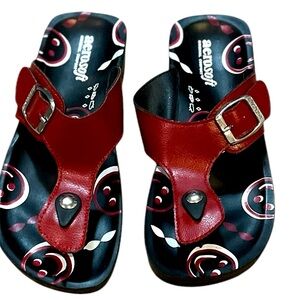 Aerosoft t-strap sandals women's 37 (6.5) red and black like new conditi…